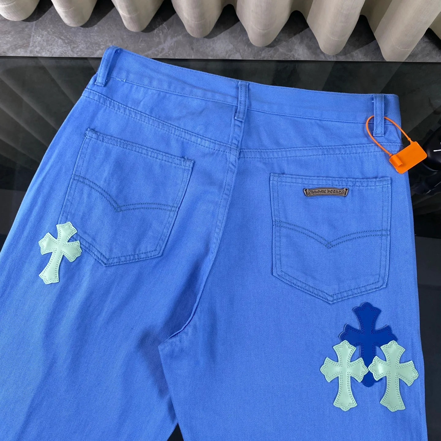 P250 chrome hearts Miami Drake limited edition blue jeans vi Top heavy industry fashionable design] Consistent high street luxury style creation. Speaking of this style, the Zangyin family and GU family are definitely the leading representative brands. Especially the Zangyin family has really achieved a state-of-the-art effect in creating high street style. The unique washed material is used to create this style. The color system is quite eye-catching. After it is decorated with patchwork cross flowers, it cleverly highlights the charm of the brand. Secondly, this style uses classic The classic high-waist cutting design highlights the long legs and fashionable temperament of the upper body. The brand is highly recognizable and the slim fit configuration is more suitable for daily wear. It is a product that interprets personality, fashion, and specifications at a glance. This single product is enough to make any fan excited. It can be a white T-shirt for youthful preppy style, or a tight suspender for lady style. It has strong matching ability and can be easily controlled by men.  [Materials and craftsmanship] Needless to say, this point goes without saying. As an excellent craftsman brand, Zangyin’s requirements for details and craftsmanship are really perfect. The washed color of this model has gone through so many processes, not to mention the embellishment of denim appliques. It is also purely hand-made and sewn. Just like what they believe in, only hand-made things have soul and have the meaning of wear. A top-notch heavy-duty fashionable denim item, I look forward to your perfect interpretation! !  Size:28-36
